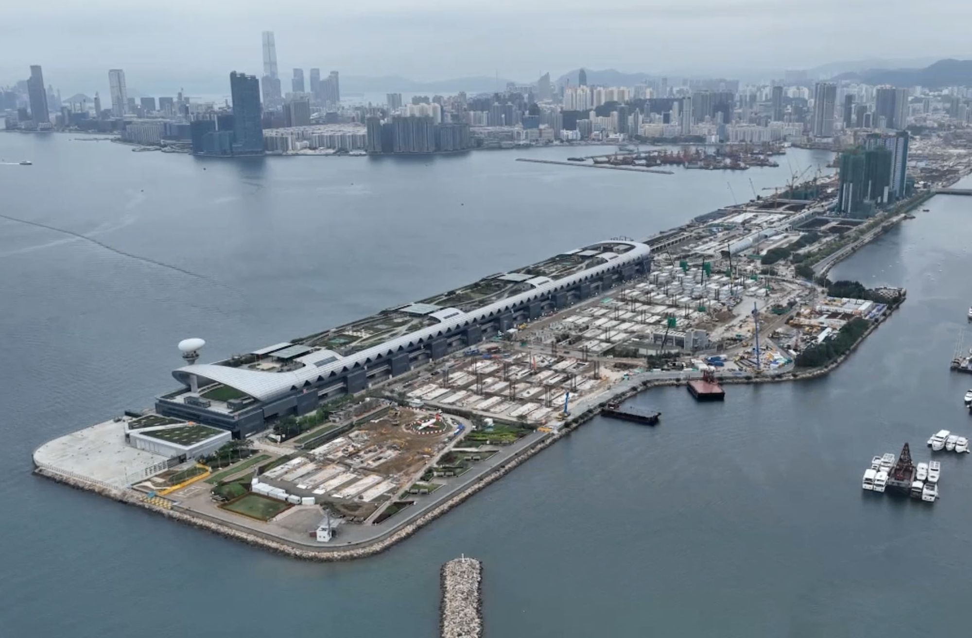 Pictured is the large-scale community isolation facility (CIF) adjacent to the Kai Tak Cruise Terminal. The project continues to be taken forward at full steam.