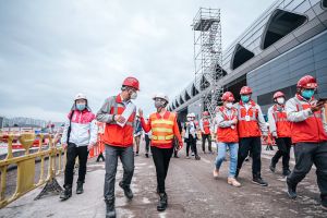 The Director of Architectural Services, Ms HO Wing Yin, Winnie (third from the left), visited a construction site earlier to check on the progress and encourage the colleagues.
