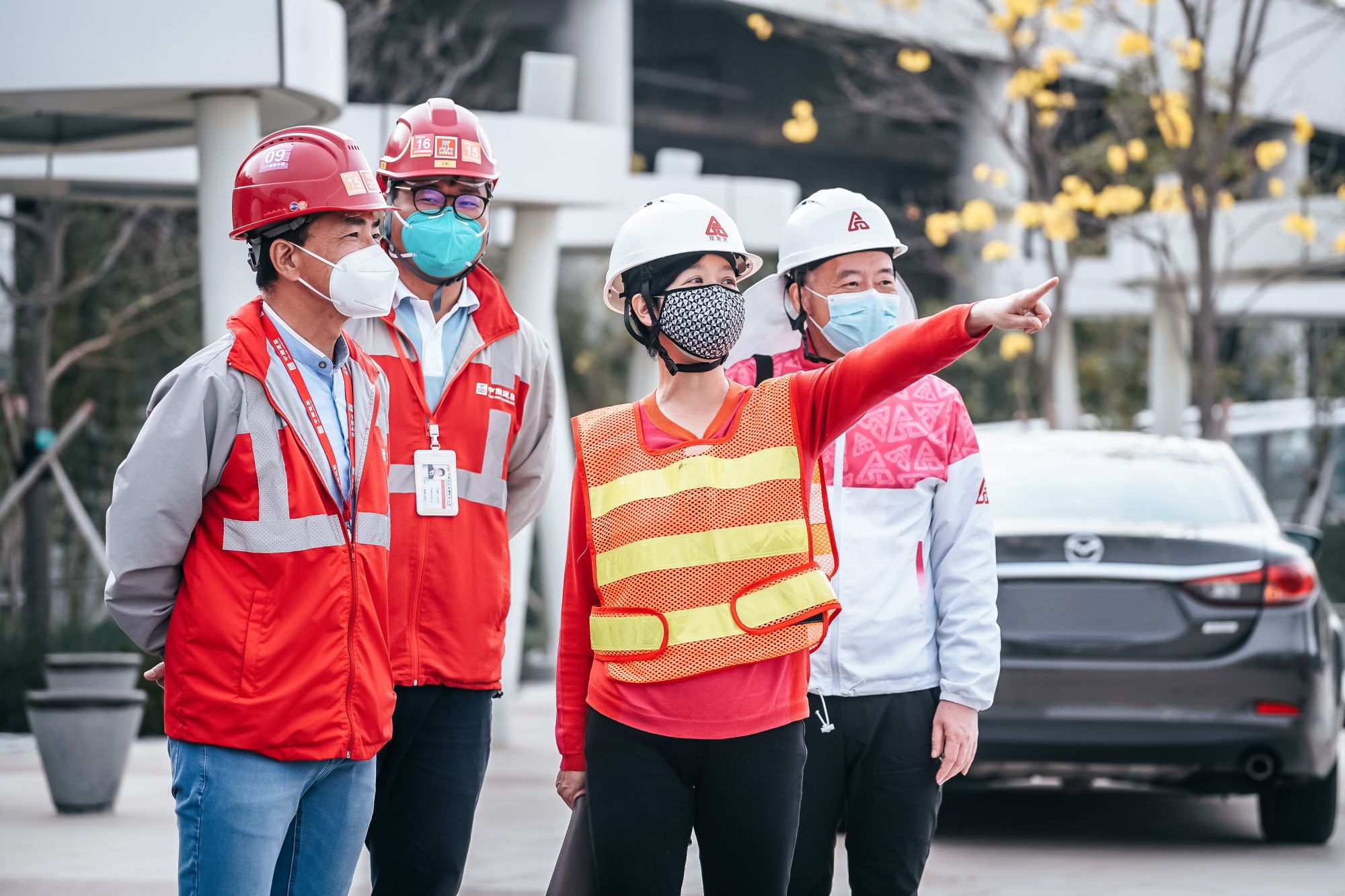 The Director of Architectural Services, Ms HO Wing Yin, Winnie (third from the left), visited a construction site earlier to check on the progress and encourage the colleagues.