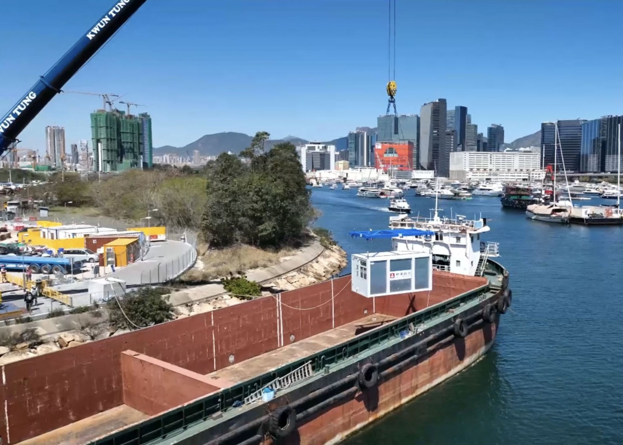 The CIF at Kai Tak is built with Modular Integrated Construction (MiC), where prefabricated modules are completed in the factory and then transported to the construction site for assembly and for connection to the water, electricity and sewage systems, effectively reducing construction time.