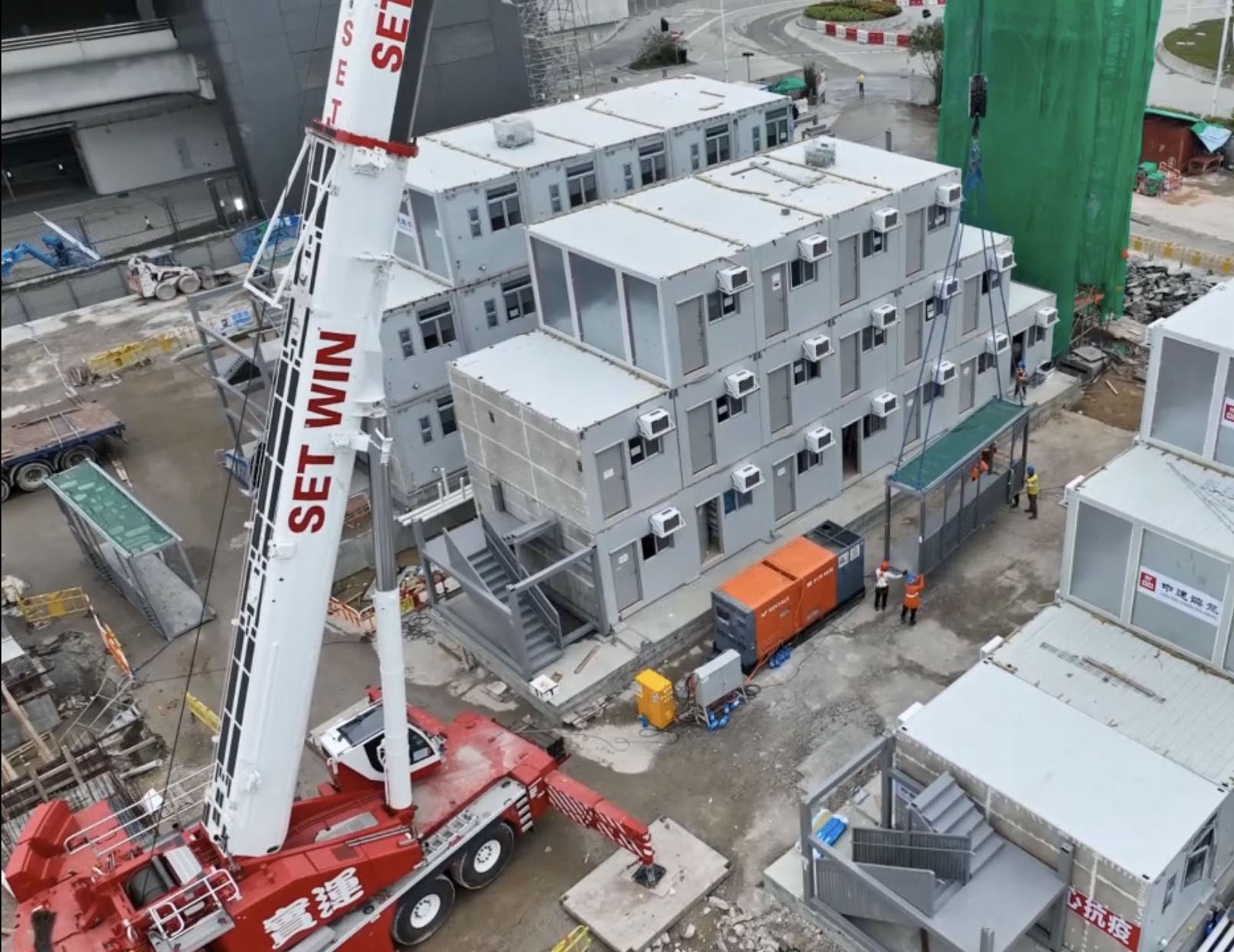 The CIF at Kai Tak is built with Modular Integrated Construction (MiC), where prefabricated modules are completed in the factory and then transported to the construction site for assembly and for connection to the water, electricity and sewage systems, effectively reducing construction time.