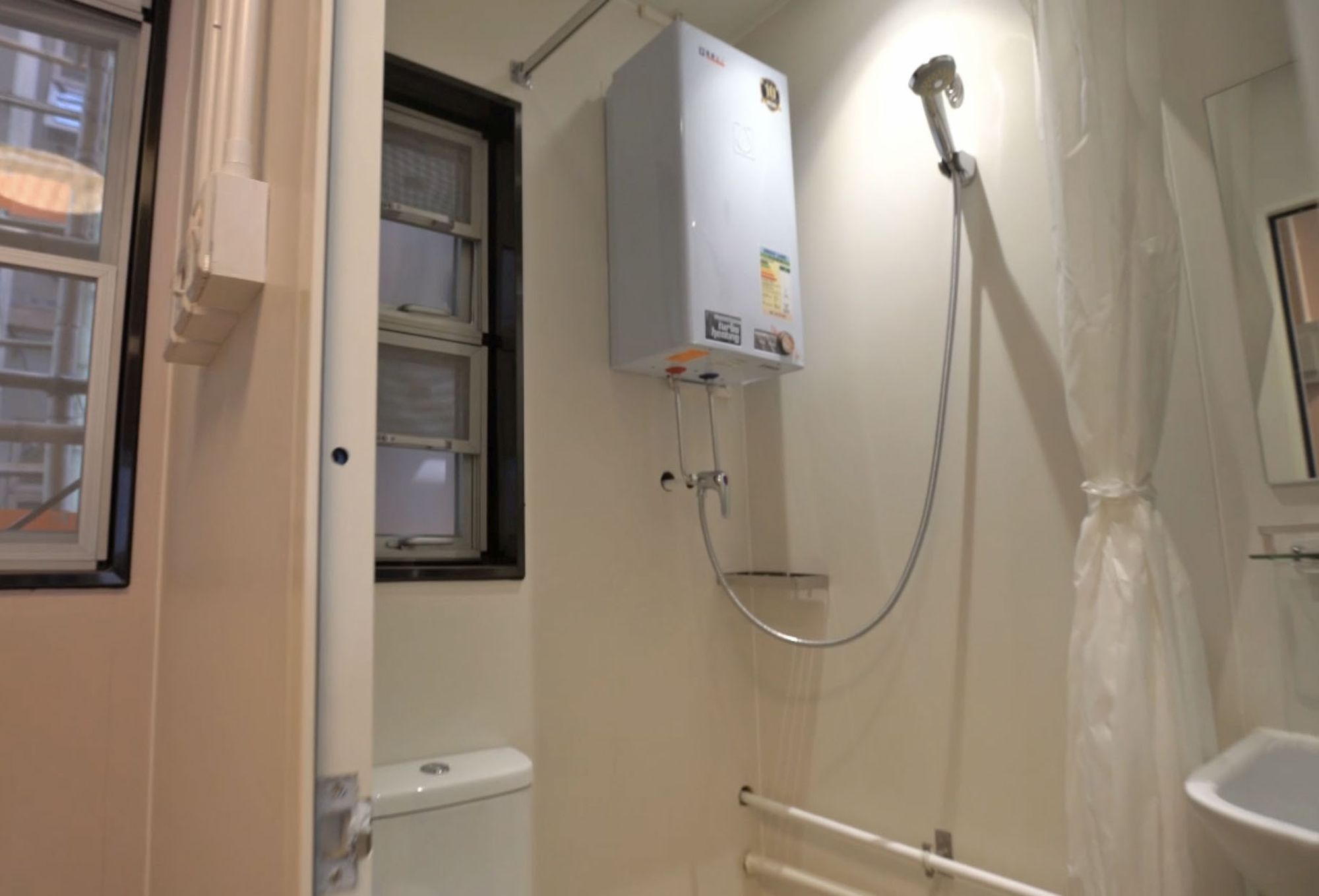 Most of the parts of the modules for the CIF at Kai Tak, such as windows, switches, walls, ceilings and floor slabs have been finished in the factory.