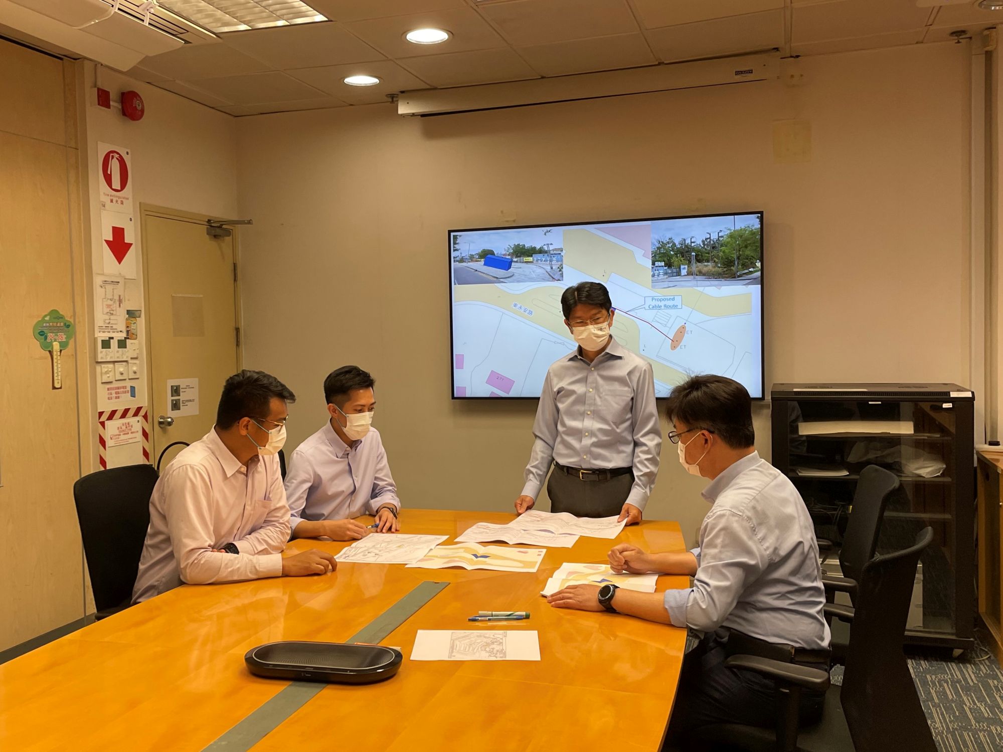 Mr Jeffrey LEUNG (second left) says that the engineering team starts working on power supply planning and research to build the supply networks for the facilities immediately after learning that the Government has to construct a number of CIFs.