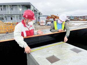 Mr Peter CHIU (left) says that the co-operation between the Mainland and Hong Kong has demonstrated the same lineage of the two places and their mutual help during difficult times, so he finds his work particularly meaningful.