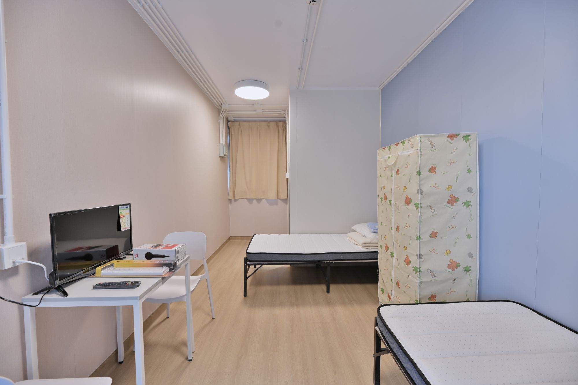 The MiC technology is adopted in the construction of the Penny’s Bay CIF. The prefabricated MiC modules are completed with interior decoration, building services and furniture in a factory. Upon delivery at the construction sites, the modules will be ready for use after simple assembly and connection to fresh water, electricity and sewerage systems.