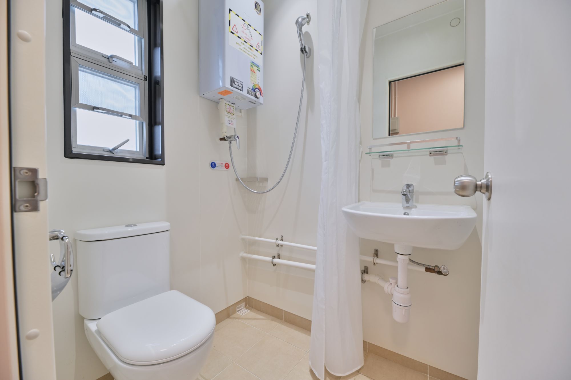 The MiC technology is adopted in the construction of the Penny’s Bay CIF. The prefabricated MiC modules are completed with interior decoration, building services and furniture in a factory. Upon delivery at the construction sites, the modules will be ready for use after simple assembly and connection to fresh water, electricity and sewerage systems.