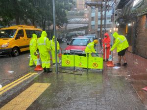 DSD colleagues arrive the flood scene to clear blocked drains during the rainstorm to carry away stormwater.