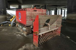 The DSD continues to bring in new technologies including the river desilting robot and the pipeline inspection robot to help with maintenance of drainage facilities. Photo shows the river desilting robot.