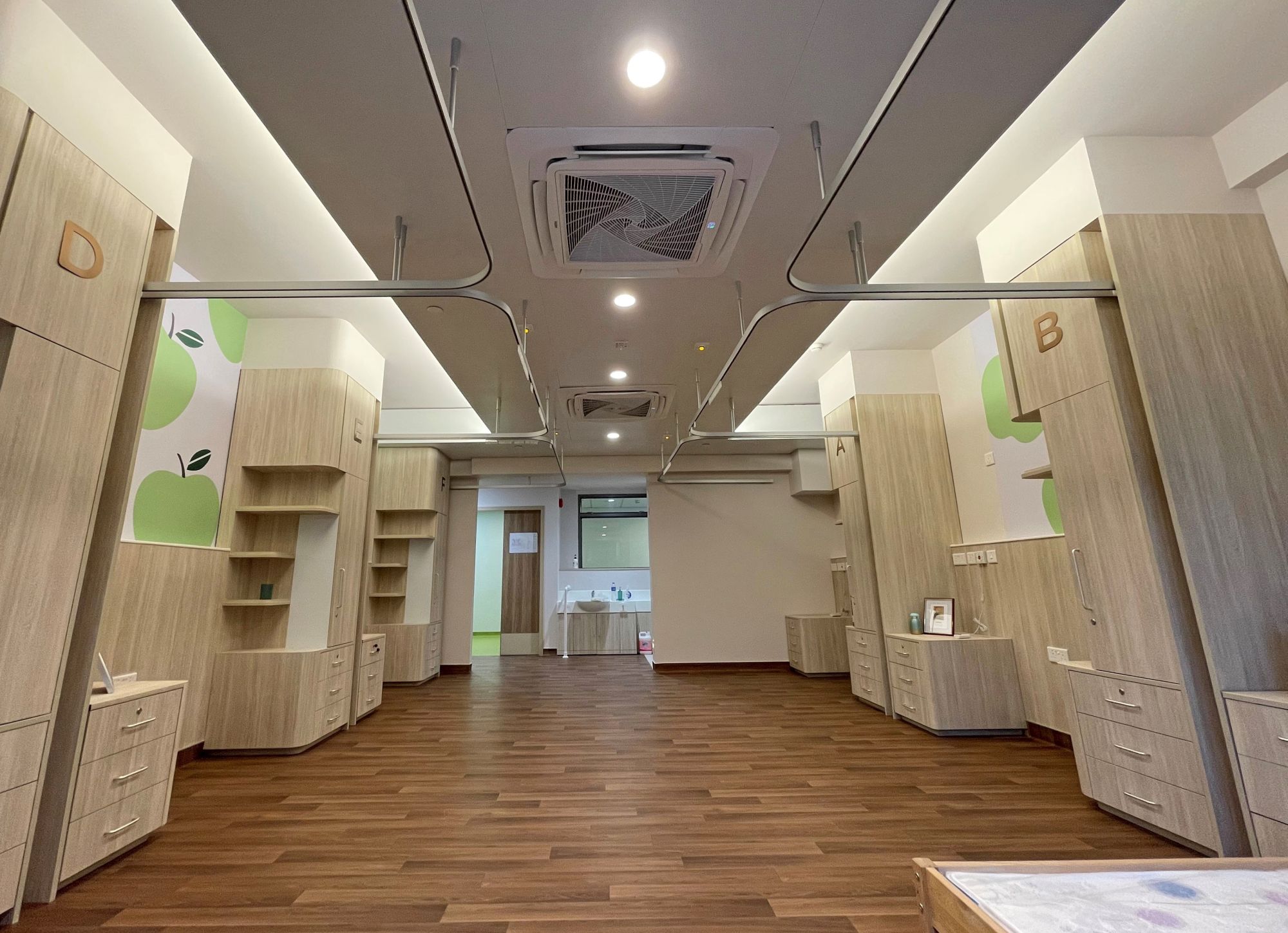 Different types of fruit motifs in pastel colours are featured on various floors, such as cherries, green apples, etc., creating a warm and comfortable ambiance.