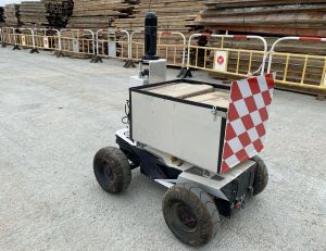 The automated material delivery robot in the picture assists workers in transporting heavy materials.