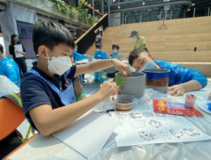 The Sustainable Lantau Office (SLO) of the Civil Engineering and Development Department (CEDD) recently launched a 4-month Mangrove Planting Scheme, inviting primary school students in Tung Chung to plant mangrove seedlings, with a view to promoting sustainable development and co-building the community. 