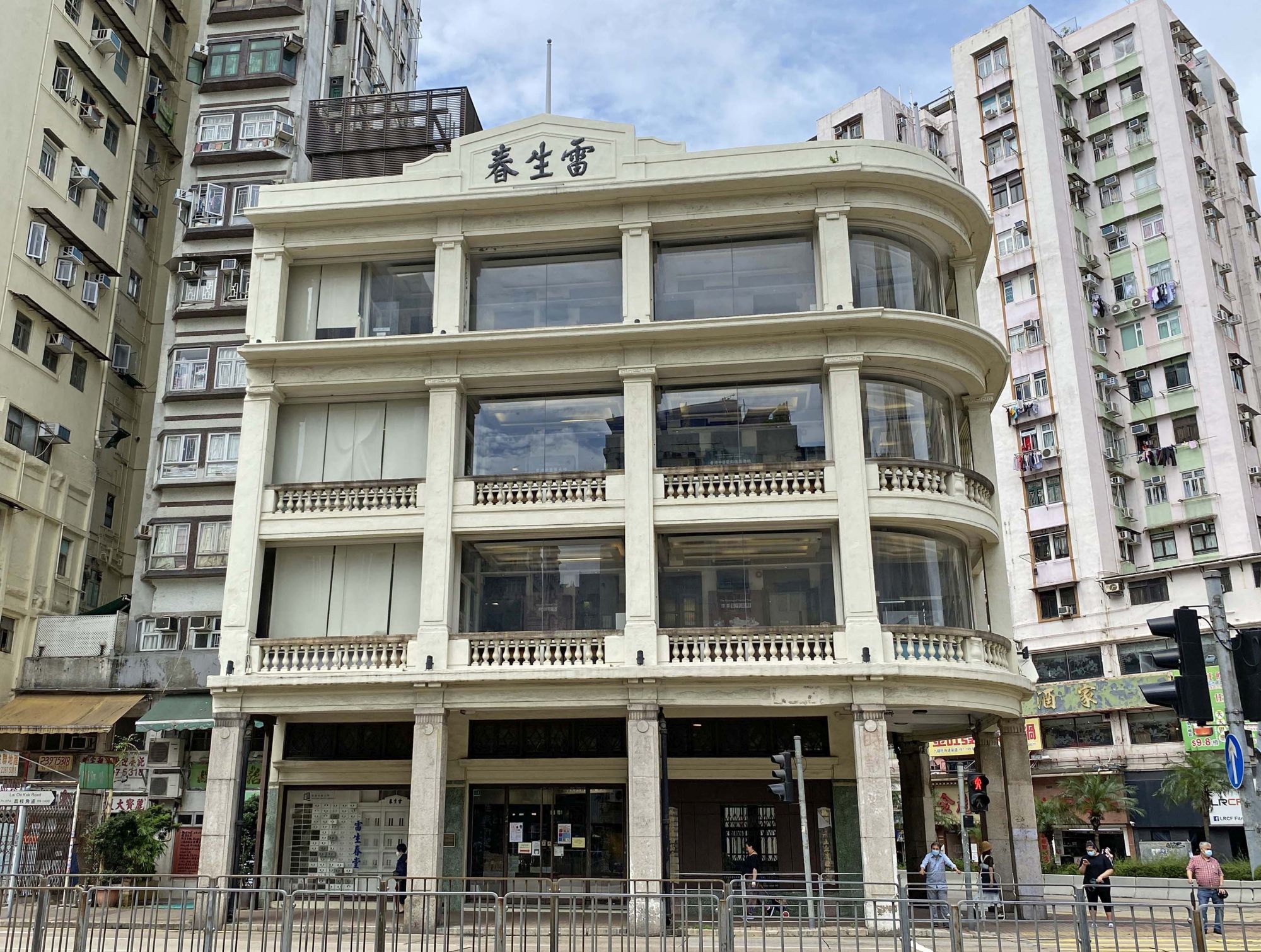 The Government has earlier announced the declaration of Lui Seng Chun as a monument. The building is located on a triangular site at the junction of Lai Chi Kok Road and Tong Mi Road, featuring a curved design.