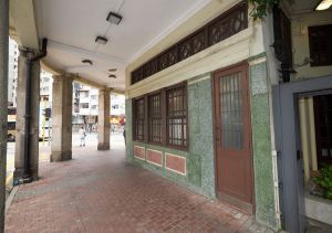 The verandahs are supported by granite columns at ground level and extend onto the public pavement, forming an arcade.