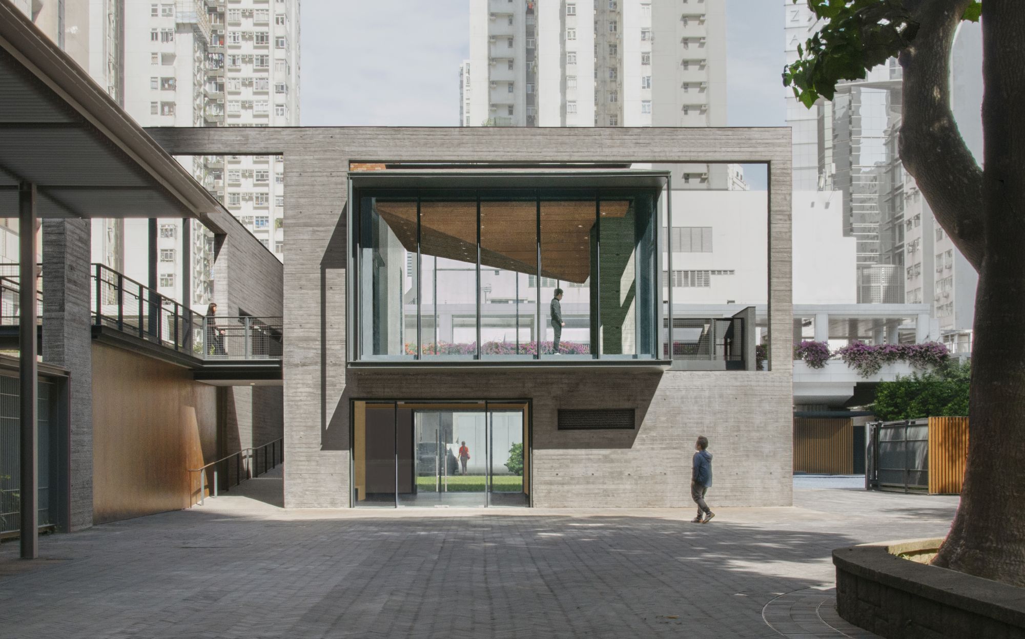 The new extension of the Oil Street Art Space (Oi!) in North Point has been opened to the public recently, hoping to provide more art and leisure space in the district and become a cultural landmark in Hong Kong.