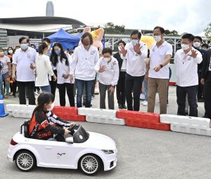 The Chief Executive, Mrs Carrie LAM (fourth right), accompanied by the Secretary for Development, Mr Michael WONG (third right), visiting the “Kids’ Driving Tour along the Harbour” programme, a “pop-up” event at the HarbourChill.