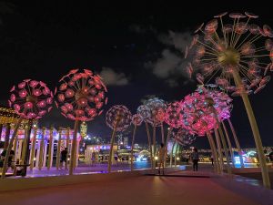 When the art installations themed with fireworks are illuminated, the dazzling lights give us the feeling of being in a “fireworks carnival”. 