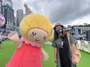 The creator of Café de Bollo, Ms TAM Sze-wai, Helen, says that she is thrilled to take part in making creations for the harbourfront upon invitation.  Now seeing children and their families taking photos and having fun with the installations designed by her brings her great satisfaction and joy.