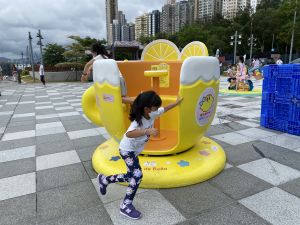 The Belcher Bay Promenade in Kennedy Town provides a number of play installations, including a slide, a spinning tea cup and a seesaw by Café de Bollo, as well as a play equipment by Messy Desk. 