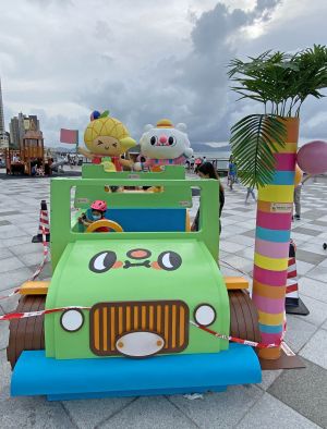 Placed at the Belcher Bay Promenade is the “Jeep in the Forest”, an unprecedented cross-over creation by Café de Bollo and Messy Desk.