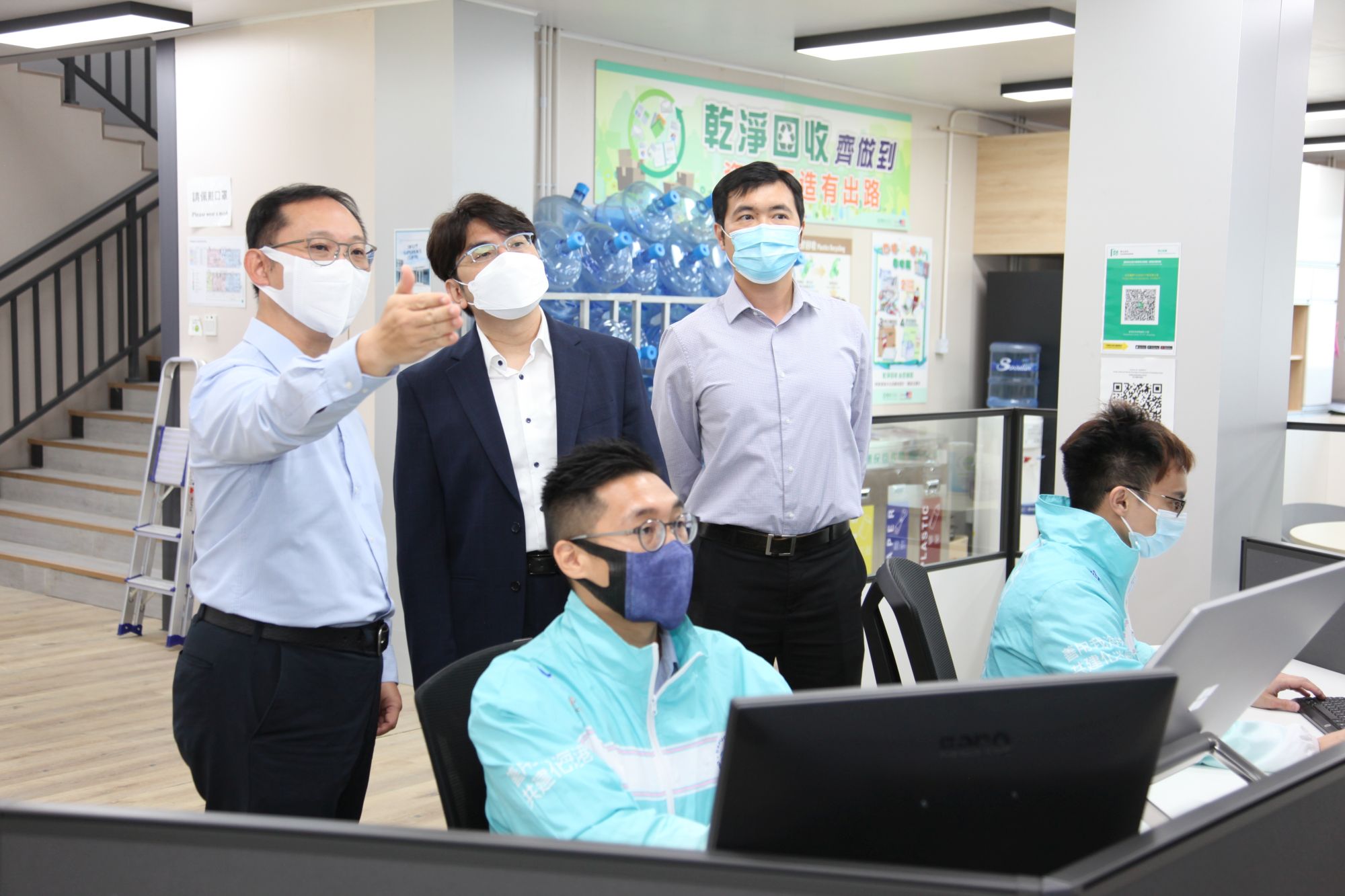 Deputy Secretary (Works) of the DEVB, Mr Roger WONG (centre, back row), is briefed by Chief Engineer of the Water Supplies Department (WSD), Mr LIN Tang-tai (right, back row), and the project team’s Project Manager, Mr Stephen YEUNG (left, back row), on the Smart Site Safety System.