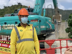 Worker Mr TAI Kin-fu says, under the “Smart Site Safety System”, the panoramic collision prevention and surveillance system installed on heavy construction machinery can effectively eradicate blind spots during operation, significantly enhancing site safety.