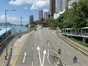 With limited space on both sides of the Castle Peak Road in Tsuen Wan, parts of the cycle track will necessitate the construction of cycle bridges, subways or retaining walls along the seafront.
