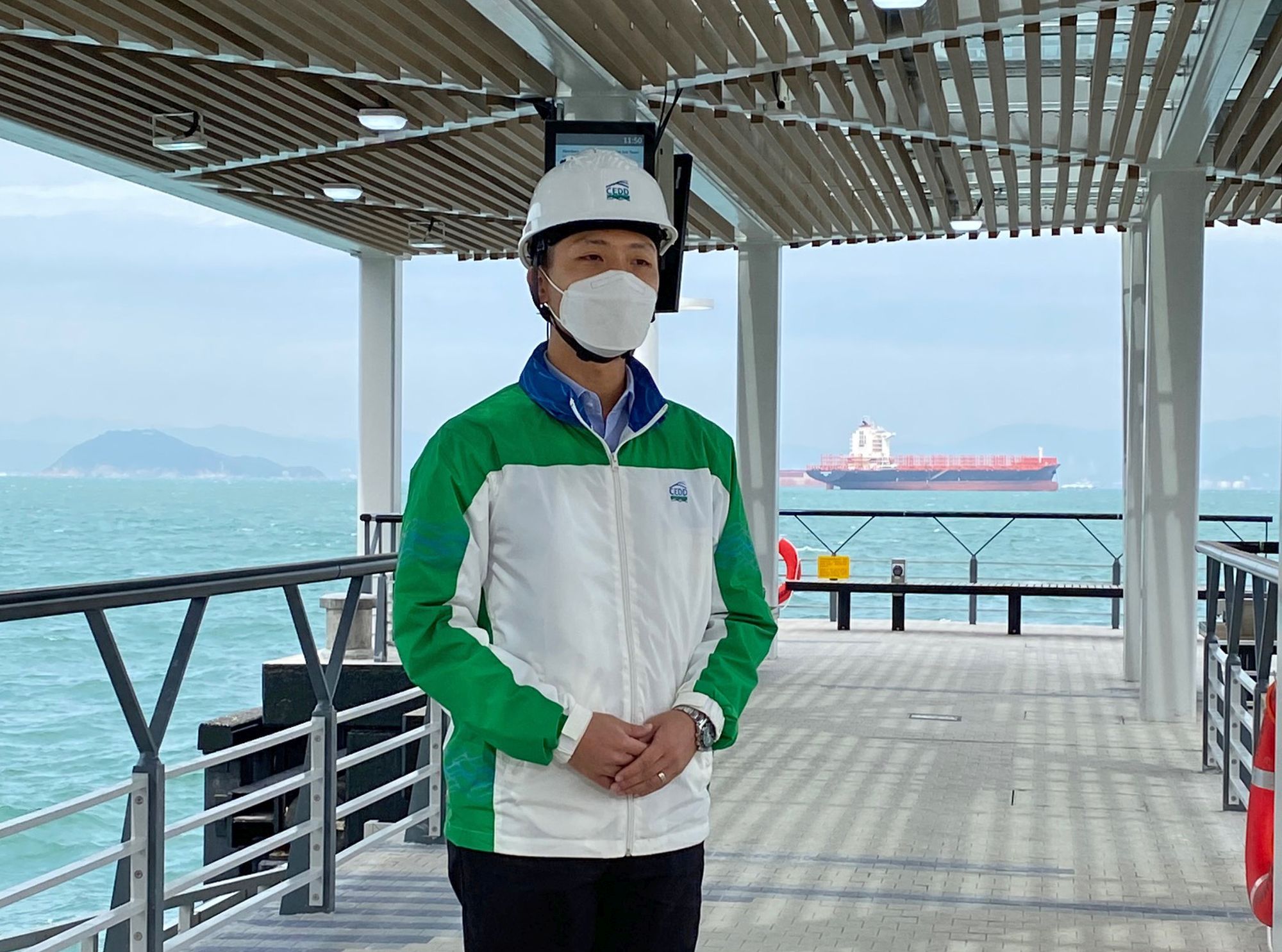 According to Mr LO Tsz-hing, Marcus, Engineer (Pier Improvement Unit) of the Civil Engineering and Development Department (CEDD), the new pier allows ferries to berth side-on.  The wave reduction panels at the berths can enhance the steadiness of the berthing ferries.