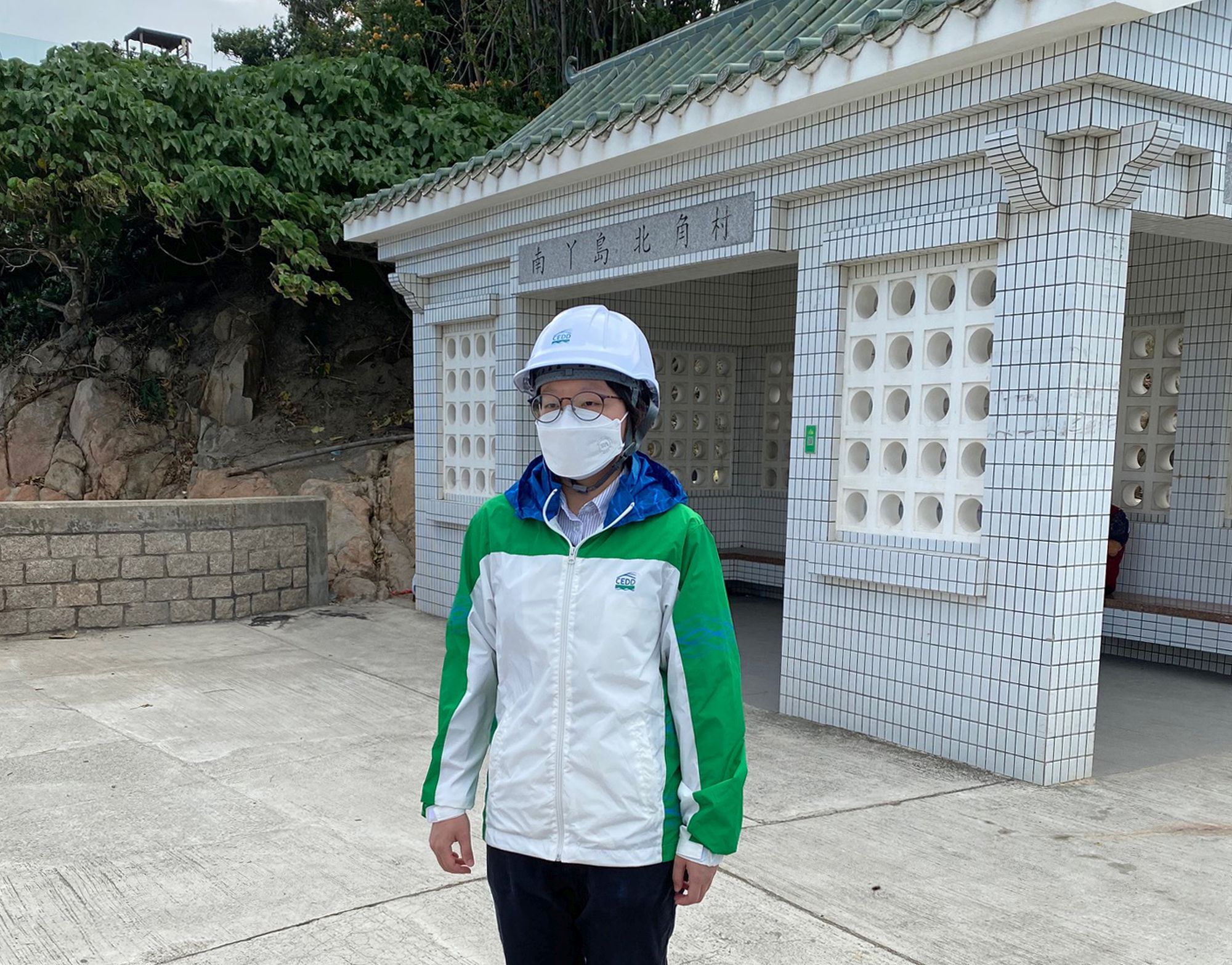 Miss LI Hok-yee, Jenny, Engineer (Pier Improvement Unit) of the CEDD, says that to blend in with the surrounding environment and take advantage of natural light, the roof cover of the pier is made of tempered glass and environmentally-friendly wooden trellis.