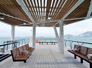 To blend in with the surrounding environment and take advantage of natural light, the roof cover of the pier is made of tempered glass and environmentally-friendly wooden trellis.