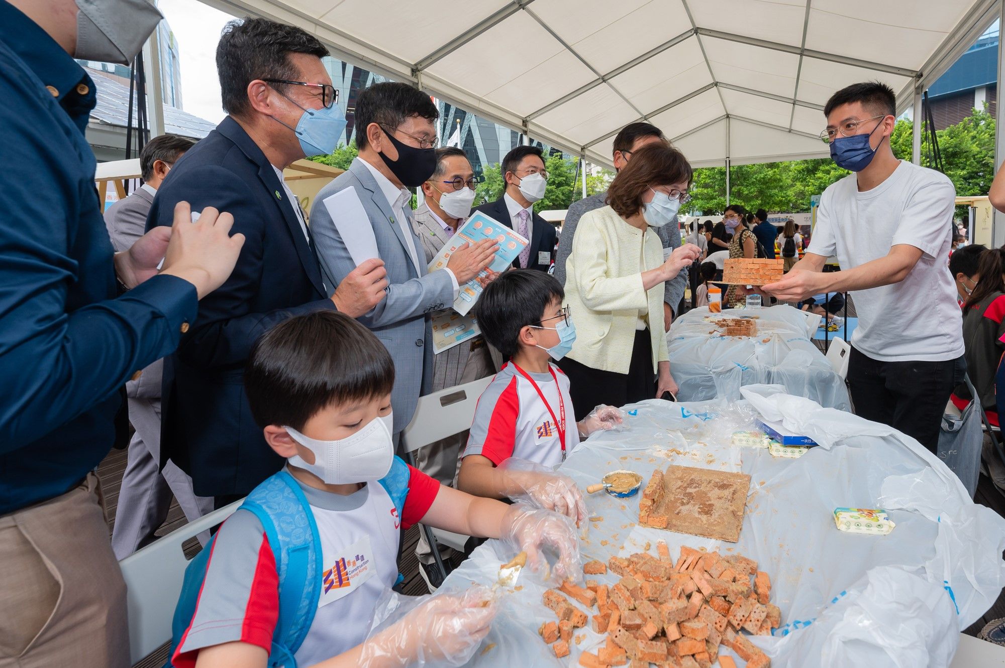 The DEVB, the Education Bureau, the CIC and other works departments have organised field trips and compiled online learning resources in collaboration with professional institutions, so that schools can pass on construction-related STEAM knowledge to the next generation.
