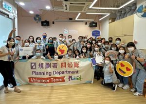 Mr CHUNG Man-kit, Ivan, Director of Planning (second row, fifth from the left), led a “care team” of 30 staff to visit the elderly in Un Chau Estate, Sham Shui Po recently.