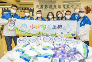 Ms TAM Ka-yan, Engineer of the WSD (fourth from the left), says that apart from helping others, she has also met quite a few like-minded volunteers through participation in the interdepartmental volunteer services.