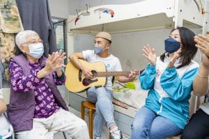 The DSD volunteer team visited the elderly in Sai Wan Estate lately.