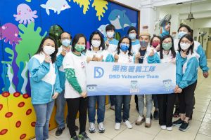 Ms Alice PANG, Director of Drainage Services (centre in the front row), led the volunteer team to hold a Christmas party for grass roots children in Wong Tai Sin District yesterday (24 December).