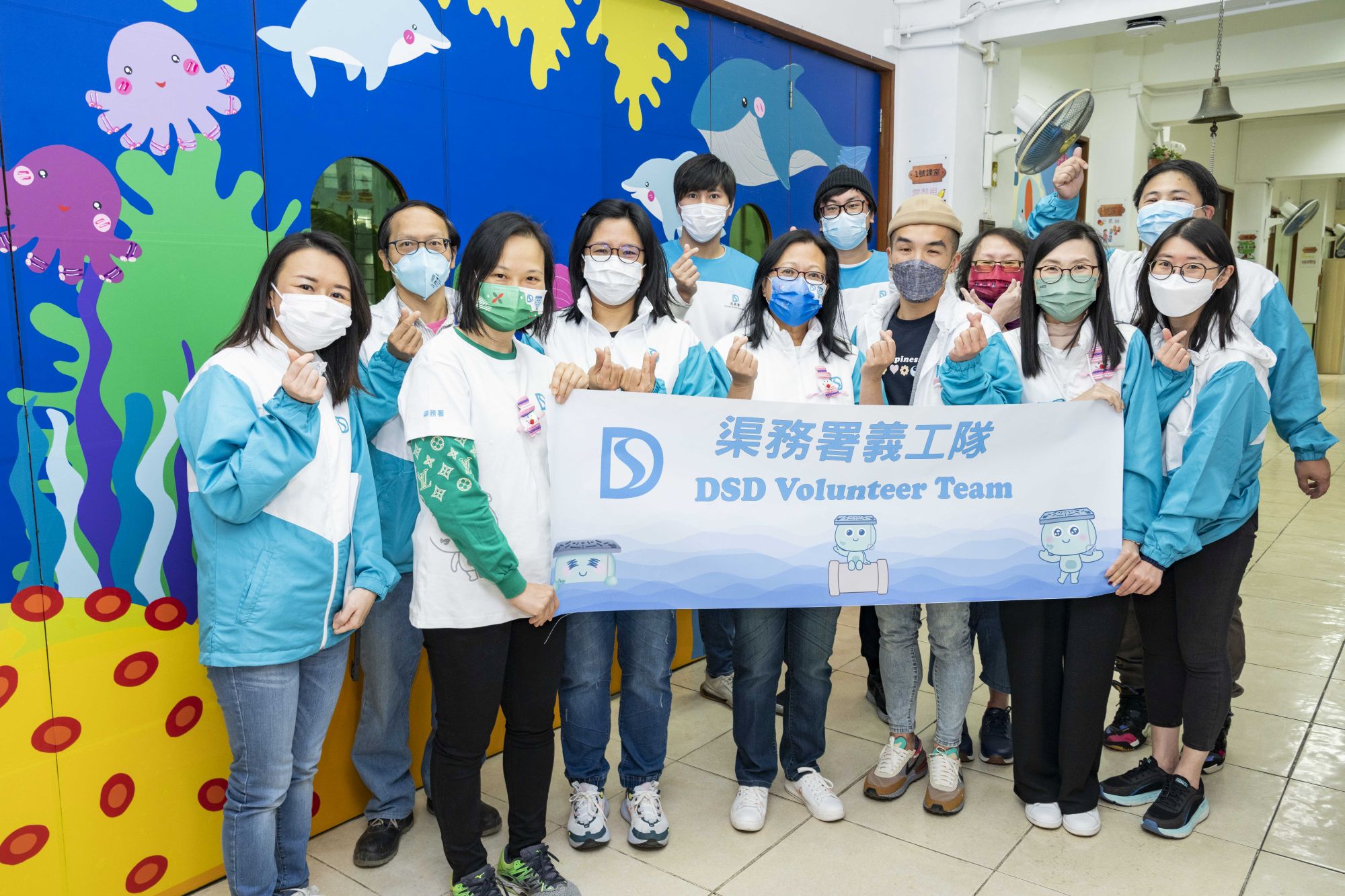 Ms Alice PANG, Director of Drainage Services (centre in the front row), led the volunteer team to hold a Christmas party for grass roots children in Wong Tai Sin District yesterday (24 December).