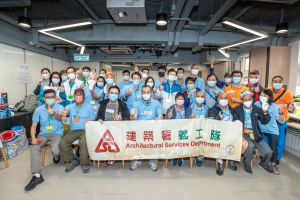 The volunteer team of the Architectural Services Department recently helped repair the flats of the elderly living alone in Shau Kei Wan.