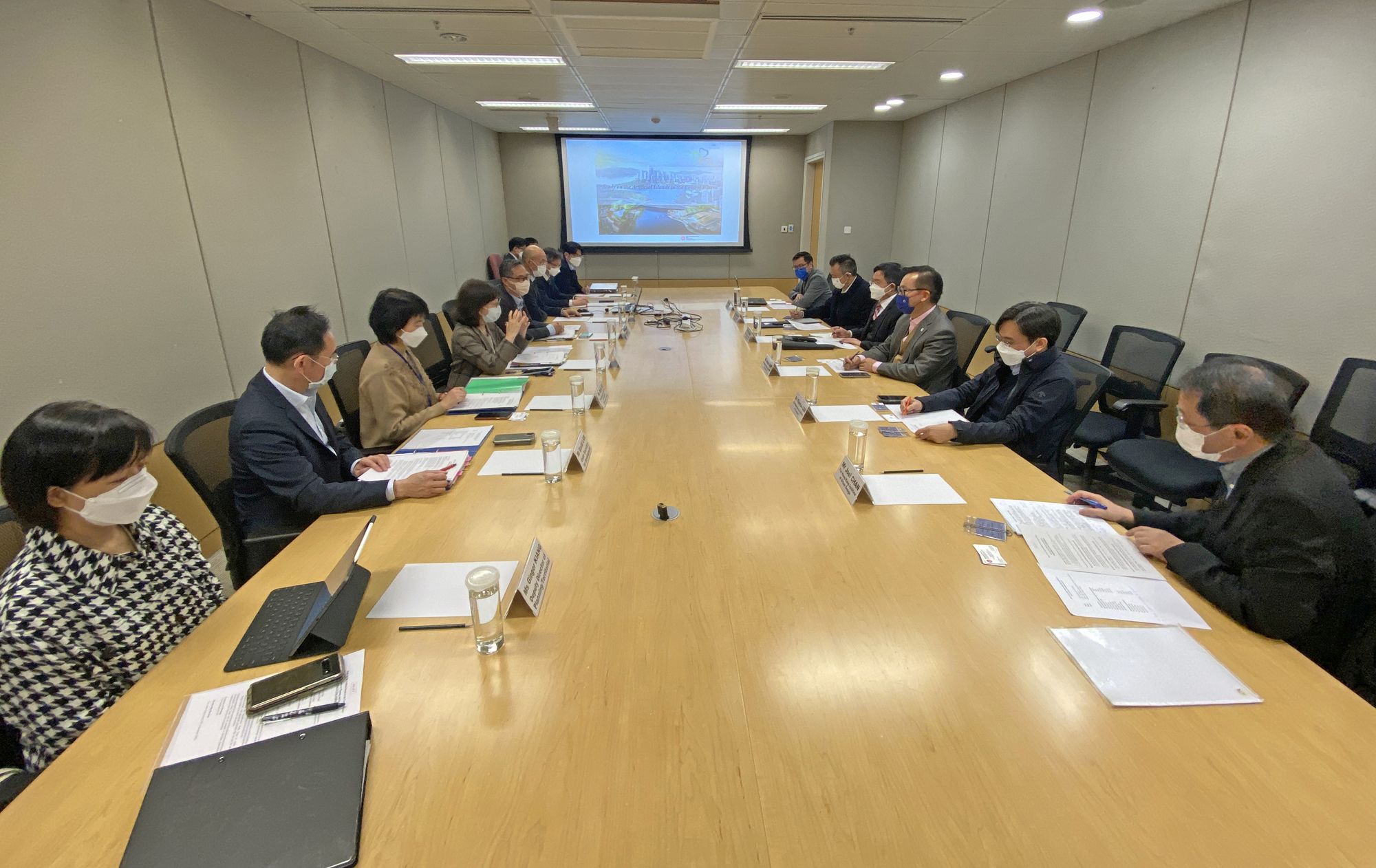 To realise community participation in planning the core zone of a new generation, the Development Bureau has invited relevant professional institutes to set up a platform to discuss and refine the design of the artificial islands. 