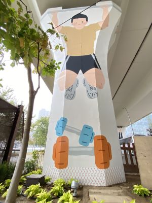 The columns are also painted with a young person skateboarding and working out, etc., showing the vitality of Kwun Tong.