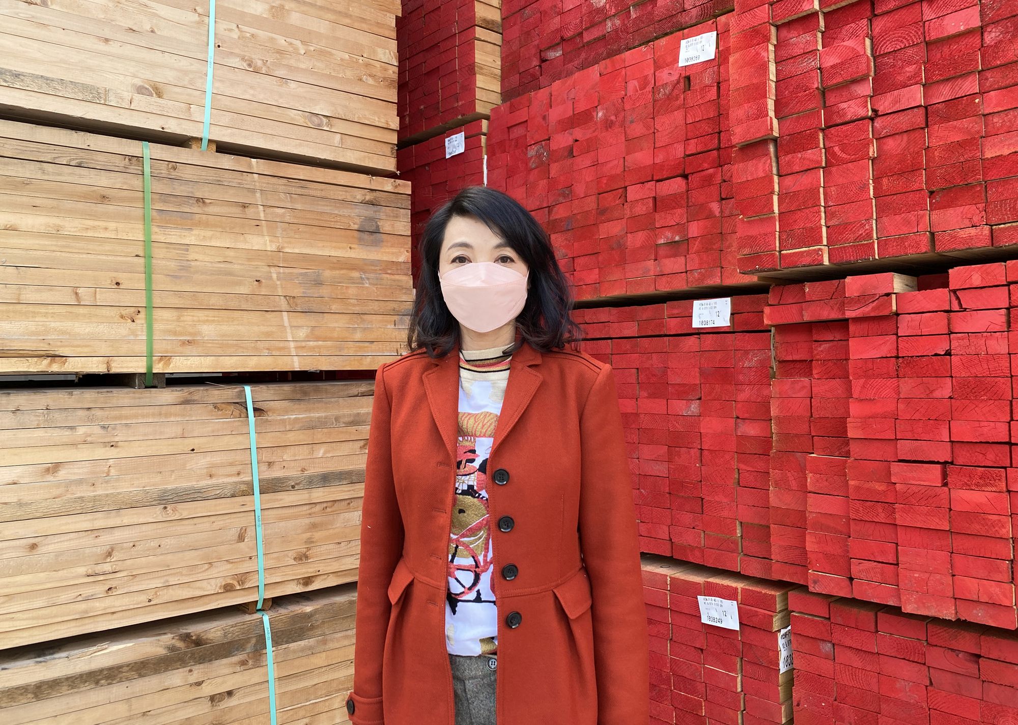Ms POON, the operator of a wood material supplier, says that the construction work of her new site is almost completed. She expresses gratitude for the Government’s assistance such that she could continue her business at the new site.