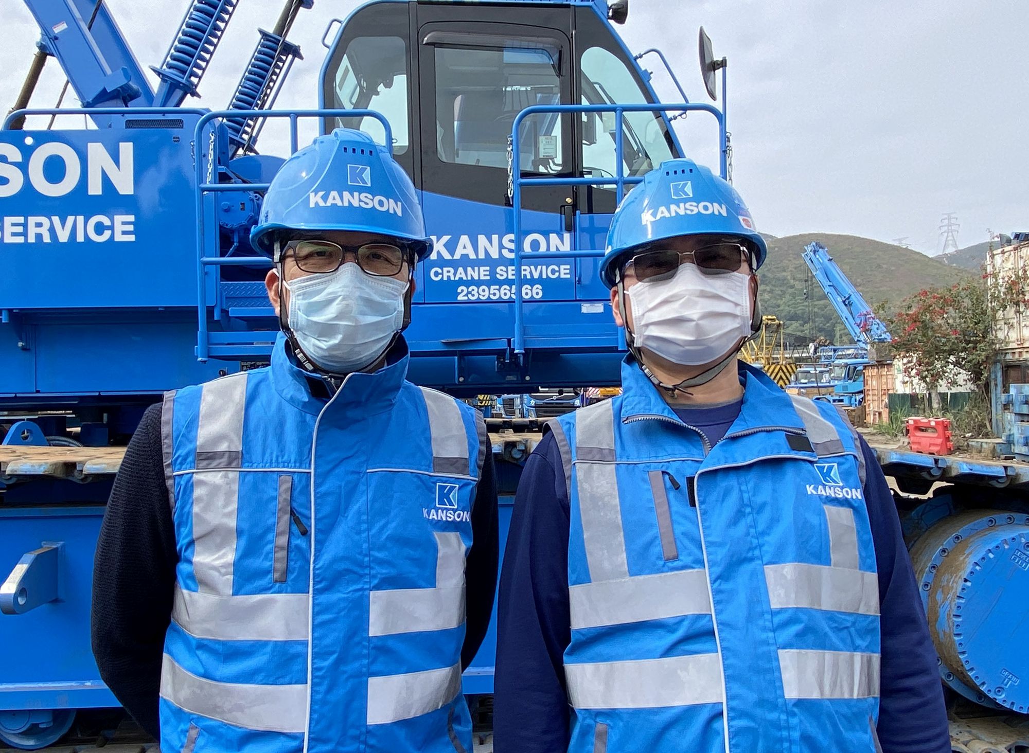 Mr KAN (left) and Mr TONG (right), operators of a storage yard for construction equipment, say that they have submitted planning application to the Town Planning Board and obtained planning approval with the assistance of the DEVB. They are looking forward to continuing their operation at the new site at the soonest.