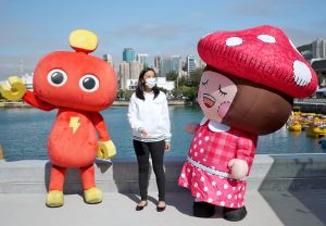 Ms Leonie LEE (centre), together with Fatina (right) and Nick (left), the main characters of the “pop-up” installations in the precincts, introduces the latest situation of harbourfront development and new directions of taking forward harbourfront development.