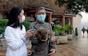 A member of the public supports the provision of a boardwalk along part of the New Praya in Kennedy Town.
