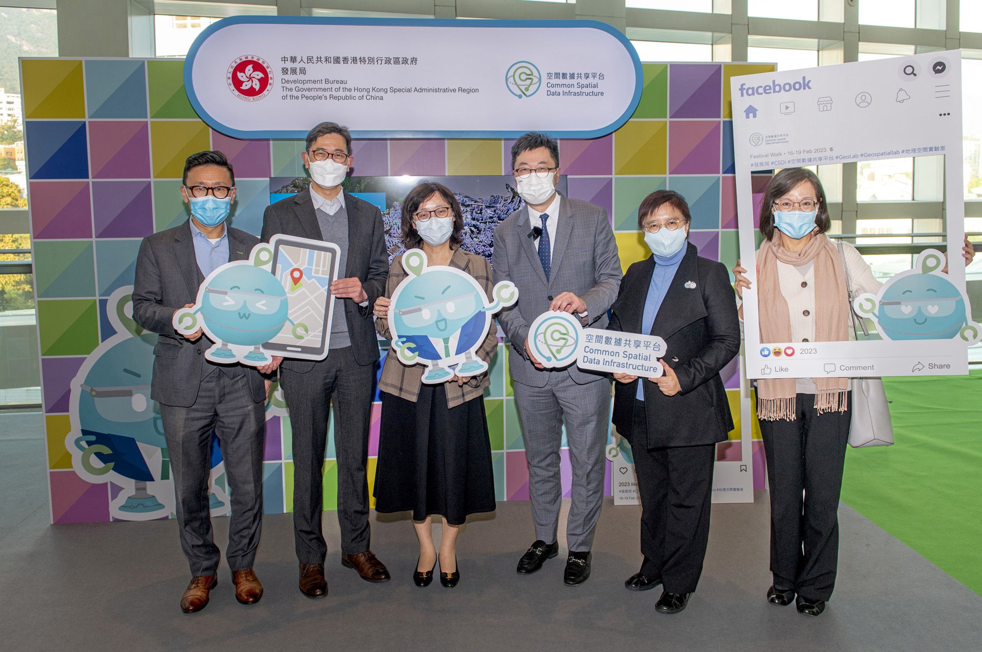 To promote the development of Hong Kong into a smart city, the Development Bureau (DEVB) held a roving exhibition of Common Spatial Data Infrastructure in Festival Walk, Kowloon Tong, earlier on; it was attended by, among others, the Secretary for Development, Ms Bernadette LINN (third left), the Deputy Director of the Lands Department (LandsD), Mr CHANG Kwok-fai (second left), and Head of the Spatial Data Office (SDO), Mr CHAN Yue-chun (third right).