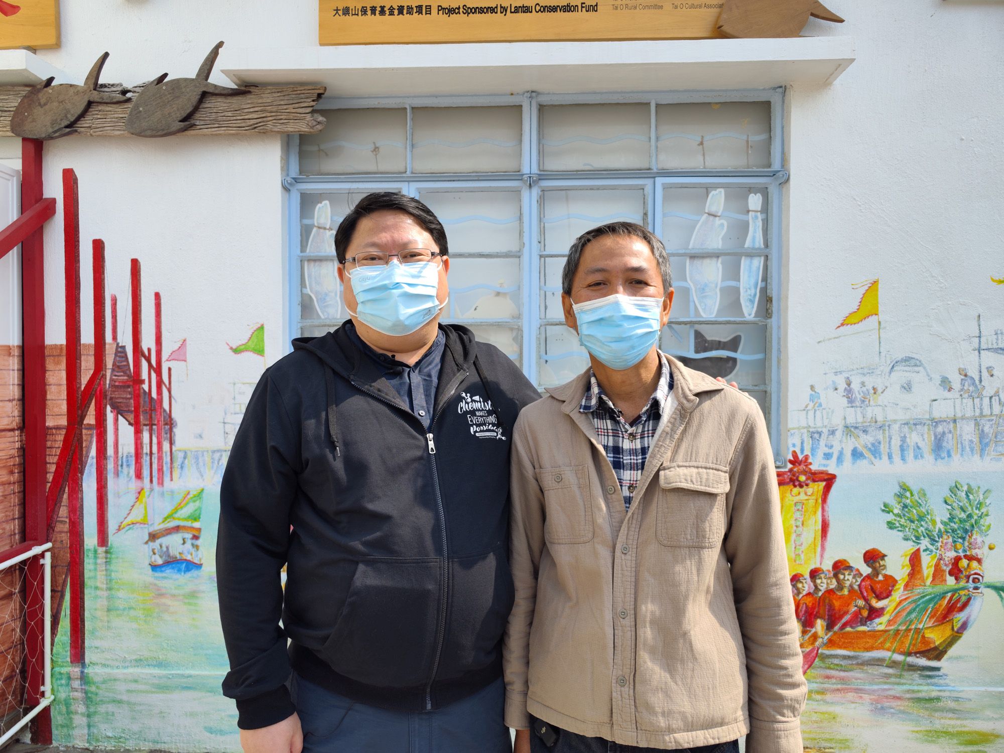 The Chairperson of the Lantau Conservation Fund (LCF) Advisory Committee, Prof. LEUNG Mei-yee, Kenneth (left), exchanged views on conservation with the leader of the Tai O cultural conservation project, Prof.CHEUNG Siu-woo (right).