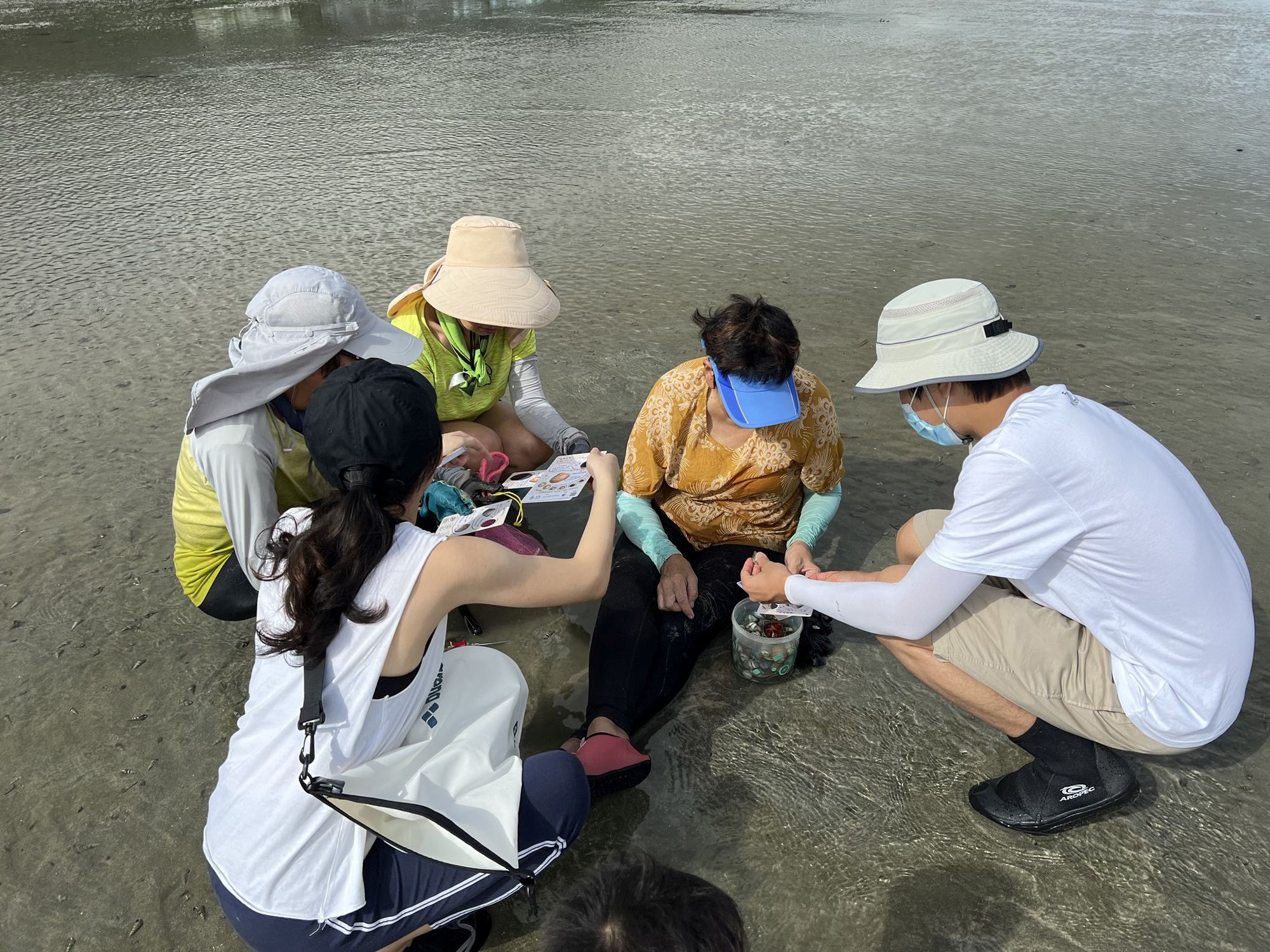 The SLO has been working with the World Wide Fund for Nature Hong Kong to implement the Shui Hau Coastal Conservation Programme.  Through community engagement and education activities, the programme aims to educate the public about Shui Hau Wan’s precious natural resources and sustainable clam digging.