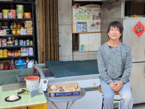 Mr CHAN, a store owner in Shui Hau, said that since the implementation of the Shui Hau Coastal Conservation Programme, public awareness of conservation has increased significantly, with many visitors following the clam digging rules and returning small clams to their original locations. 