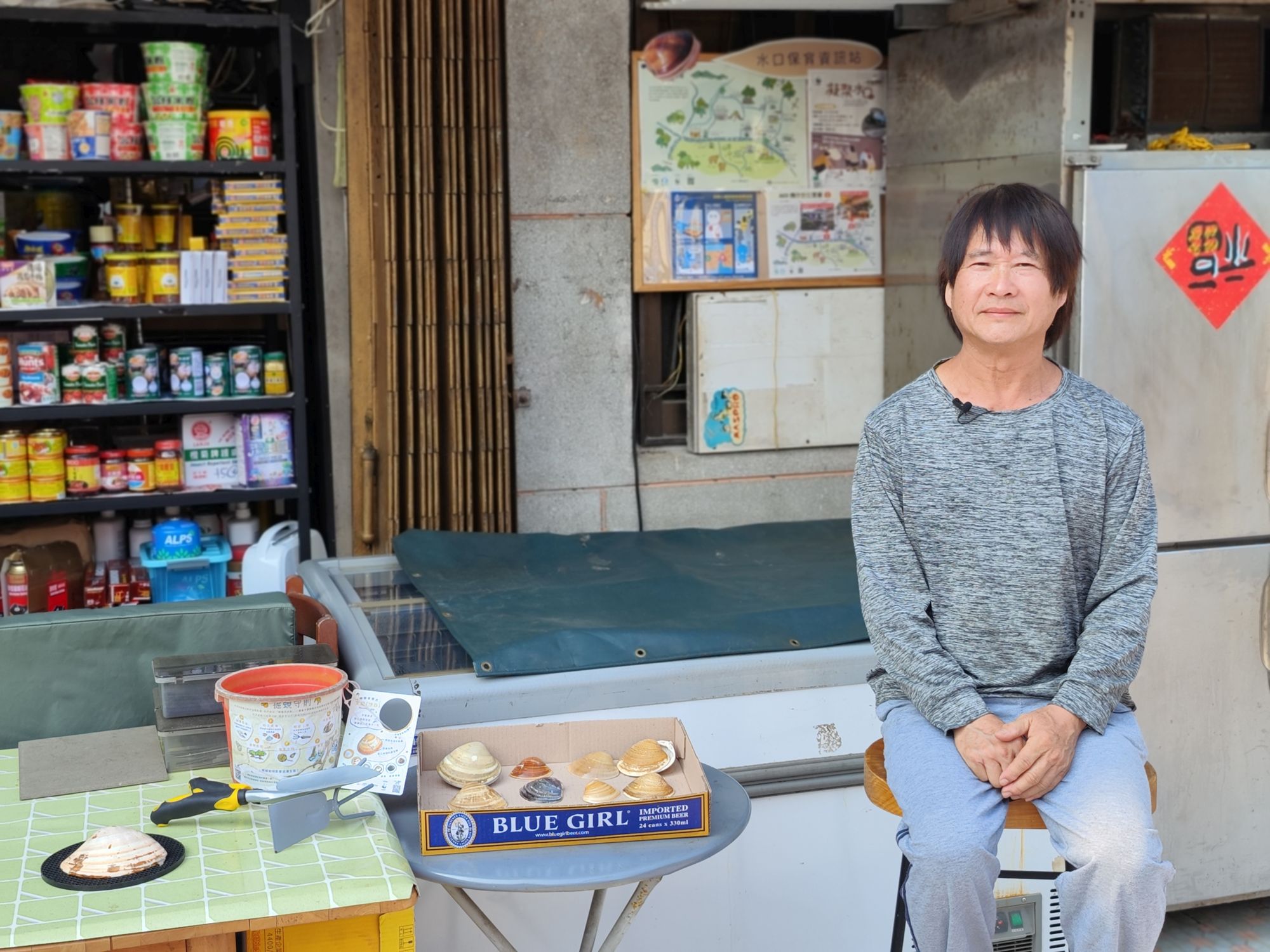 Mr CHAN, a store owner in Shui Hau, said that since the implementation of the Shui Hau Coastal Conservation Programme, public awareness of conservation has increased significantly, with many visitors following the clam digging rules and returning small clams to their original locations.  