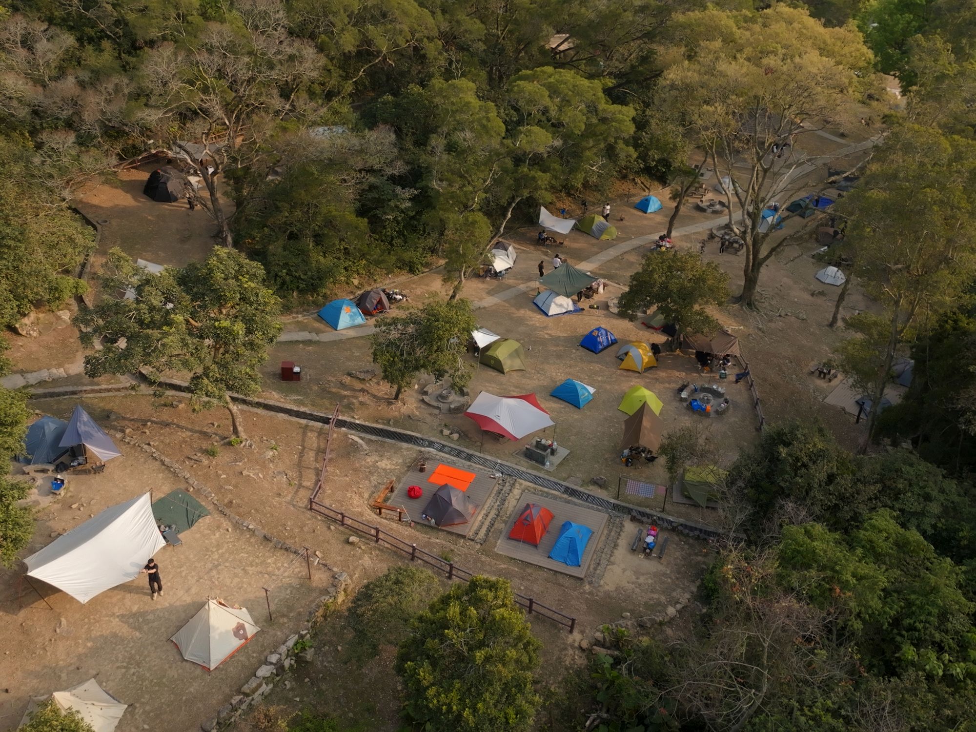 In addition to taking forward diversified conservation work, the SLO is also committed to promoting sustainable leisure and recreation as well as related supporting facilities, including the exploration of suitable locations in South Lantau for developing quality hostels, themed campsites and other accommodation facilities.