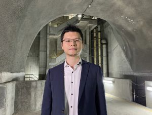 Senior Geotechnical Engineer of the Civil Engineering and Development Department, Mr TSANG Wai-hon, says that a cavern site is composed of a number of cavern halls and access tunnels with partitioning rock pillars to support the entire cavern complex, therefore large facilitates that cannot be subdivided may not be suitable for relocation/accommodation in caverns.