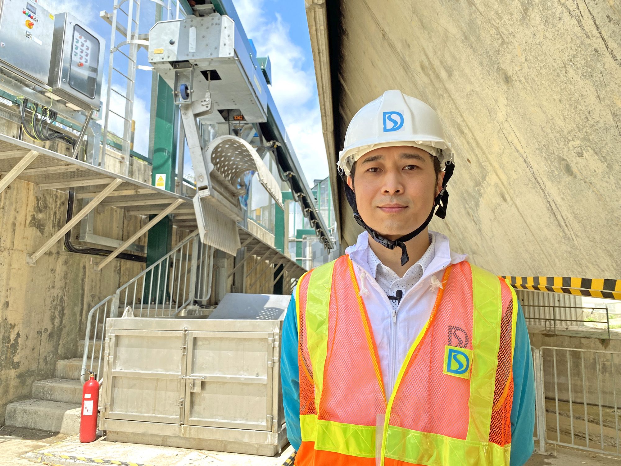 Mr LAW Tsz-wai, Engineer (Electrical and Mechanical Projects Division) of the Drainage Services Department (DSD), says that the DSD has introduced various innovative technologies in recent years, including the “Good Grab” recently developed to help remove refuse from river channels.